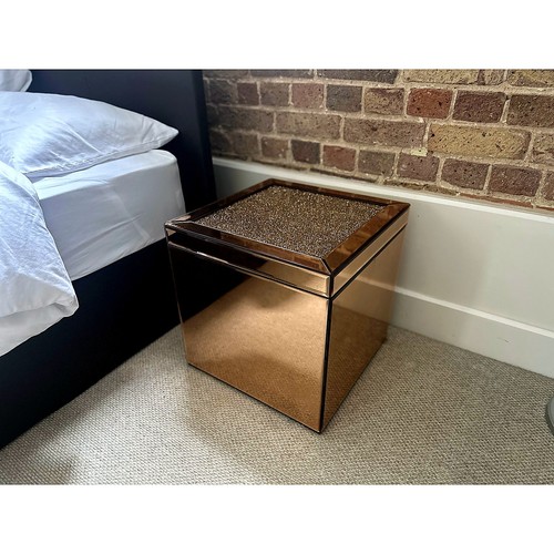 Mirrored diamond side - diamond, table